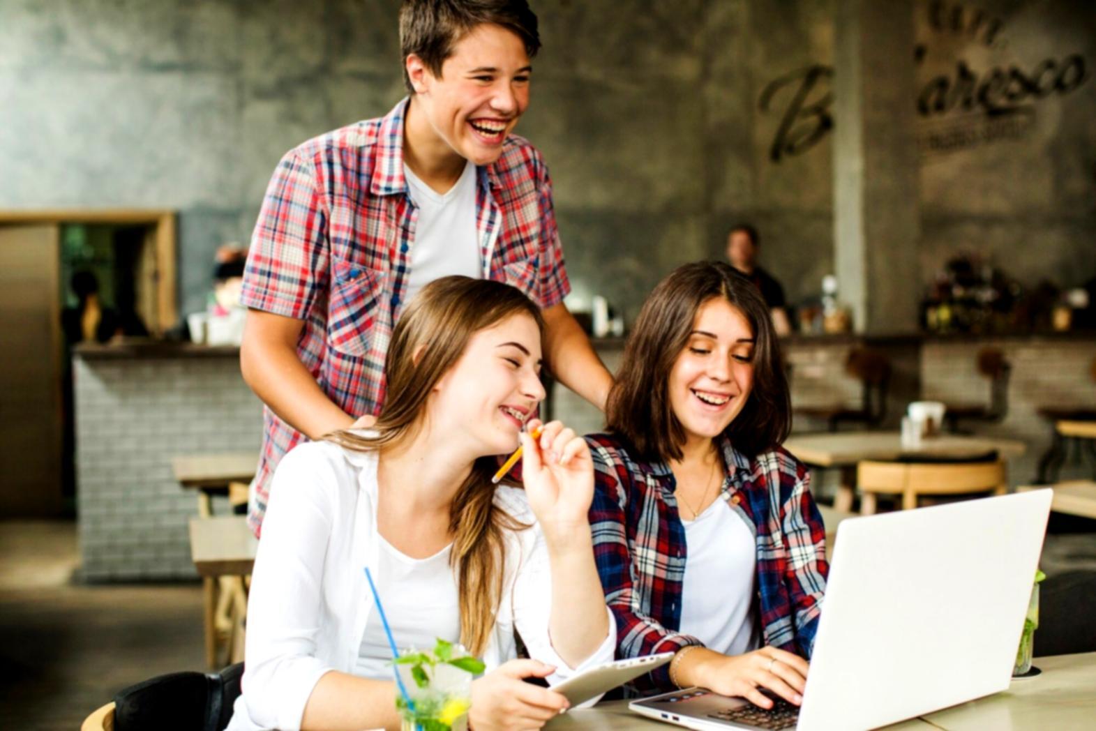 Profesionales trabajando en análisis financiero colaborativo